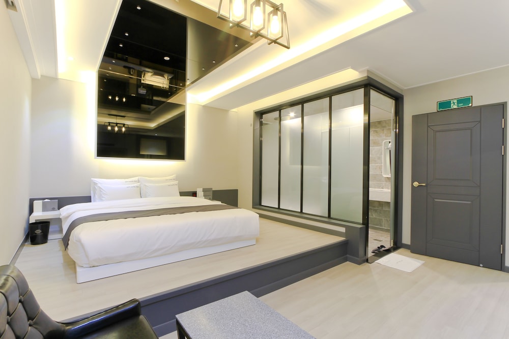 Deluxe Room - Photo 21