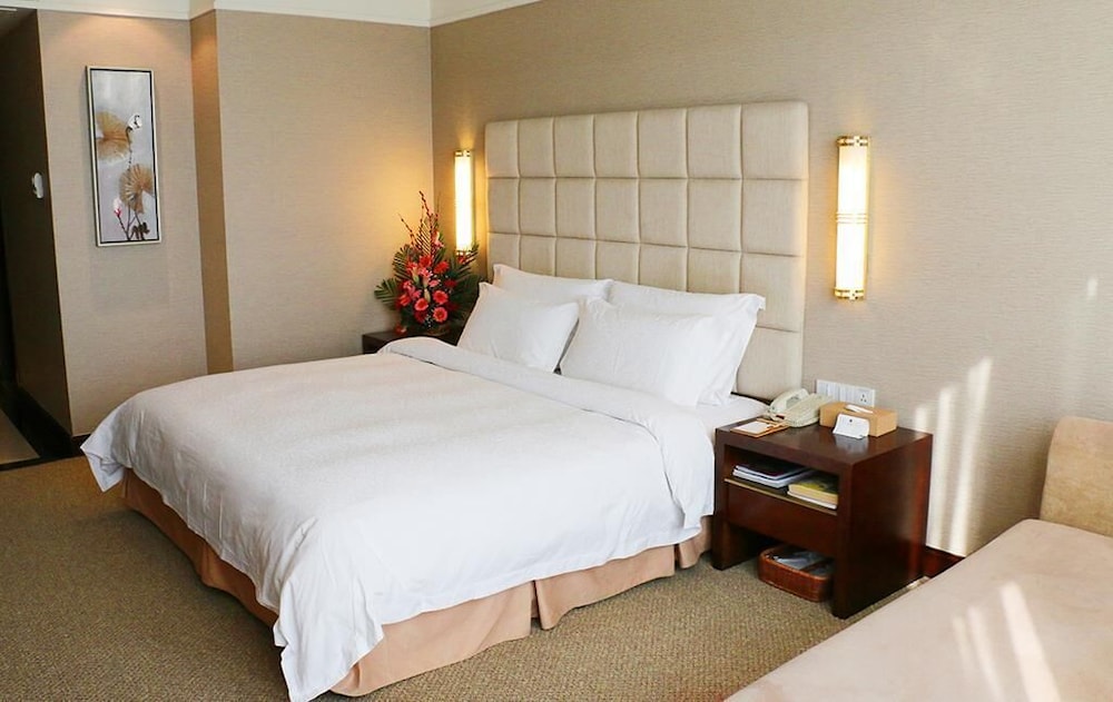 Business Room, 1 King Bed, Non Smoking photo 3