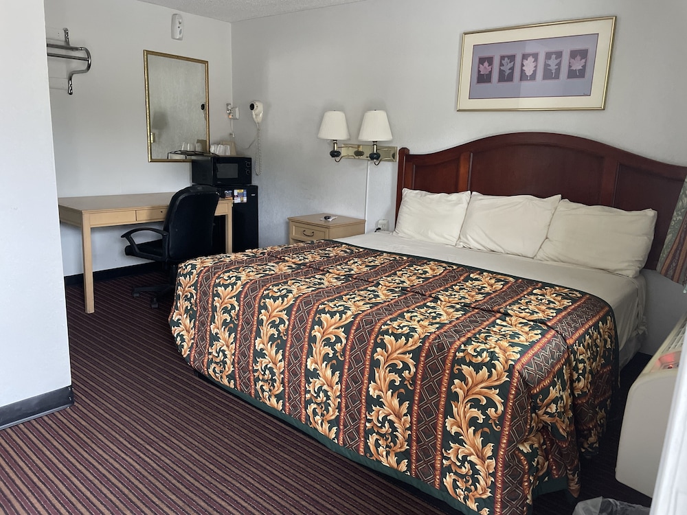 Standard Room, 1 King Bed photo 3