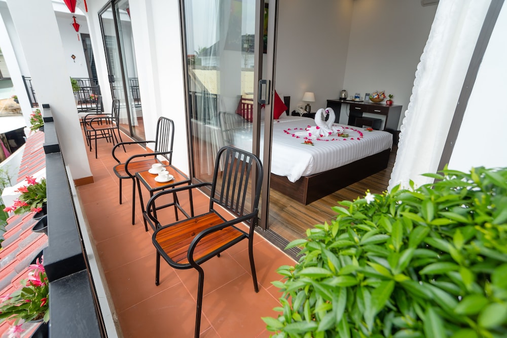 Deluxe Room, Balcony, Pool View - Photo 8