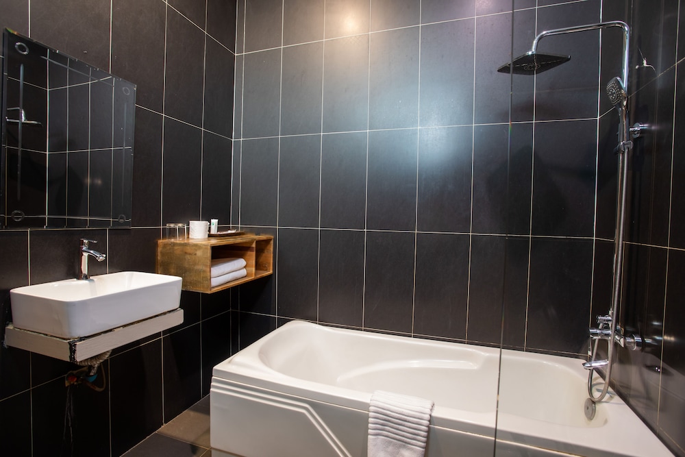 Deluxe Triple Room - Photo 11