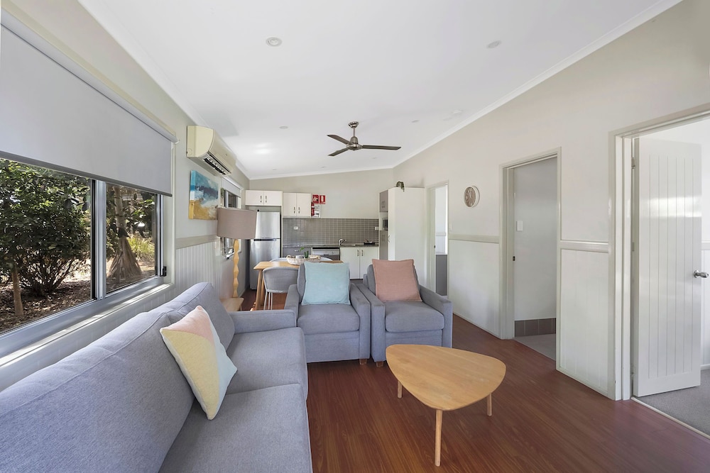 Deluxe Cabin - Sleeps 6 - Dog Friendly photo 3