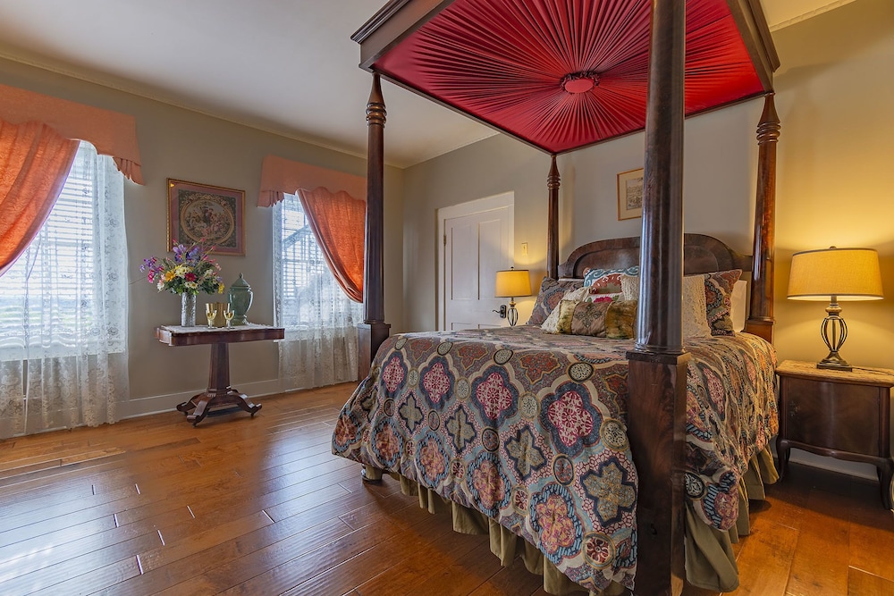 Suite, 1 Queen Bed, Non Smoking (Riverview Downstairs)