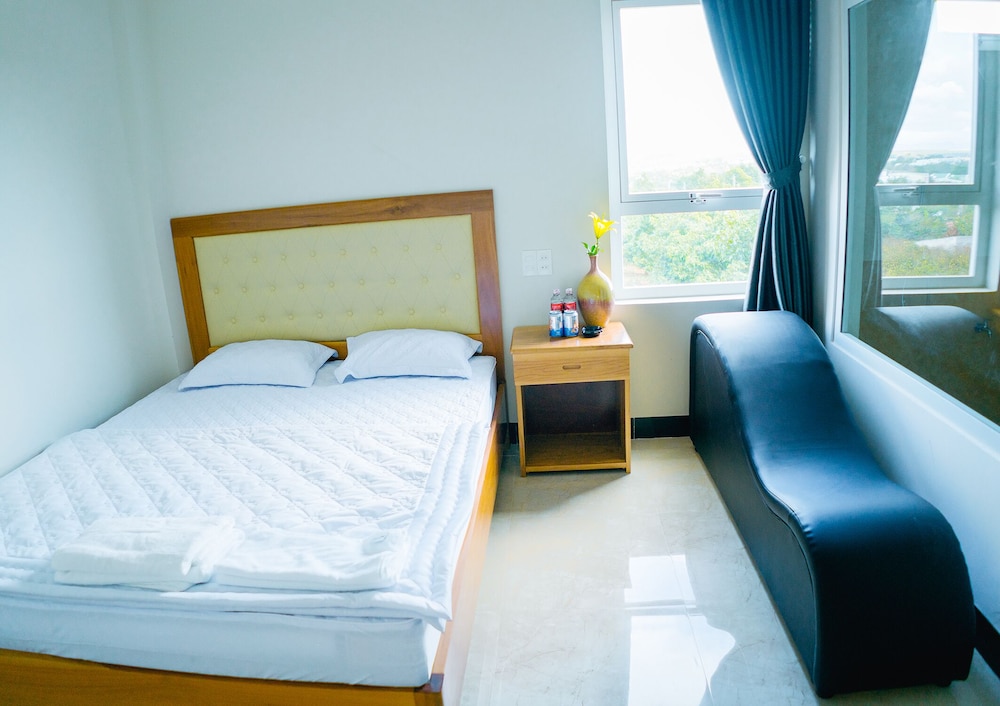 Romantic Double Room Single Use, 1 Queen Bed, Mountain View photo 1