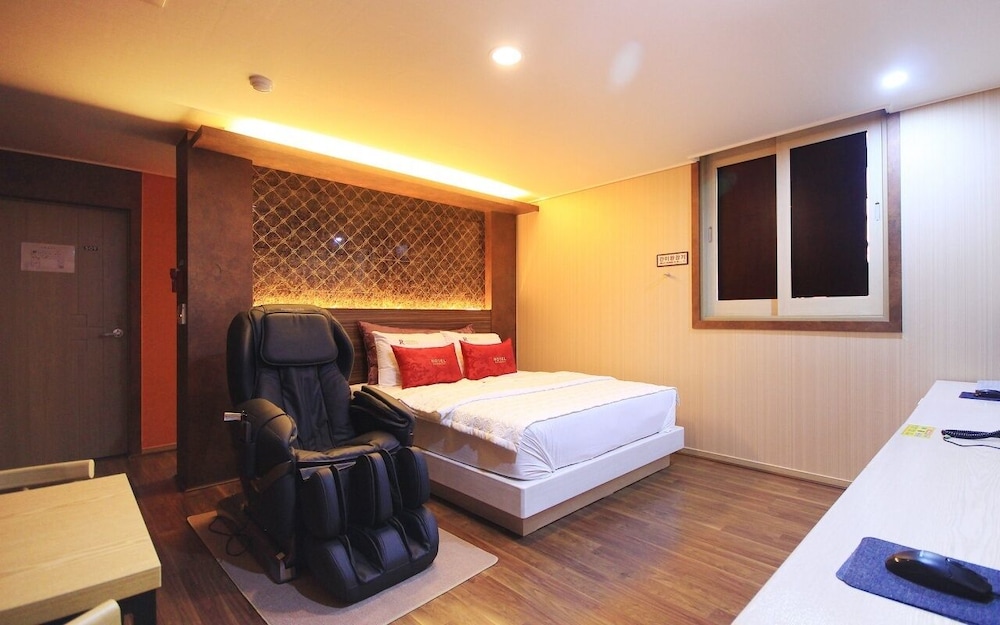 Deluxe Room (VIP+Massage Chair)