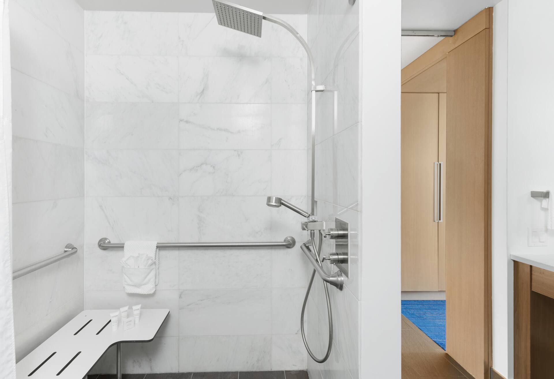 1 King Mobility Accessible W/ Roll in Shower thumbnail 6