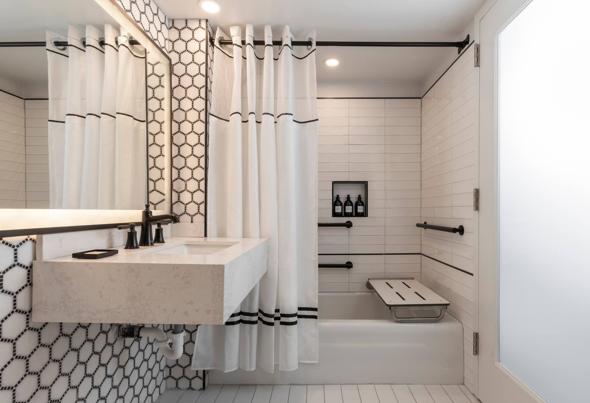 1K Deluxe Mobility Accessible Tub City View photo 3