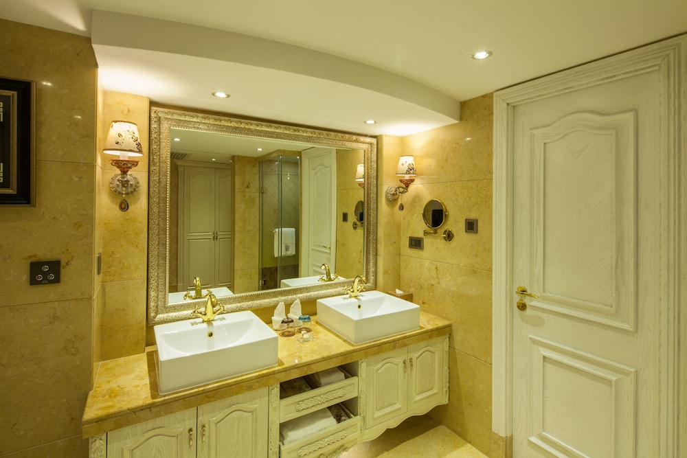 Deluxe King or Twin Room with Mountain View photo 3