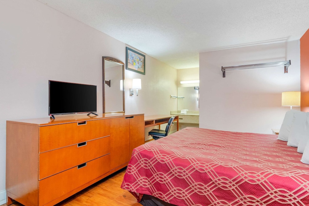Standard Room, 1 King Bed - Photo 2