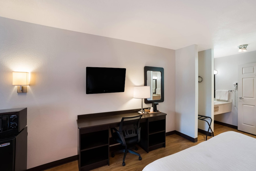Standard Room, 1 King Bed, Non Smoking photo 3