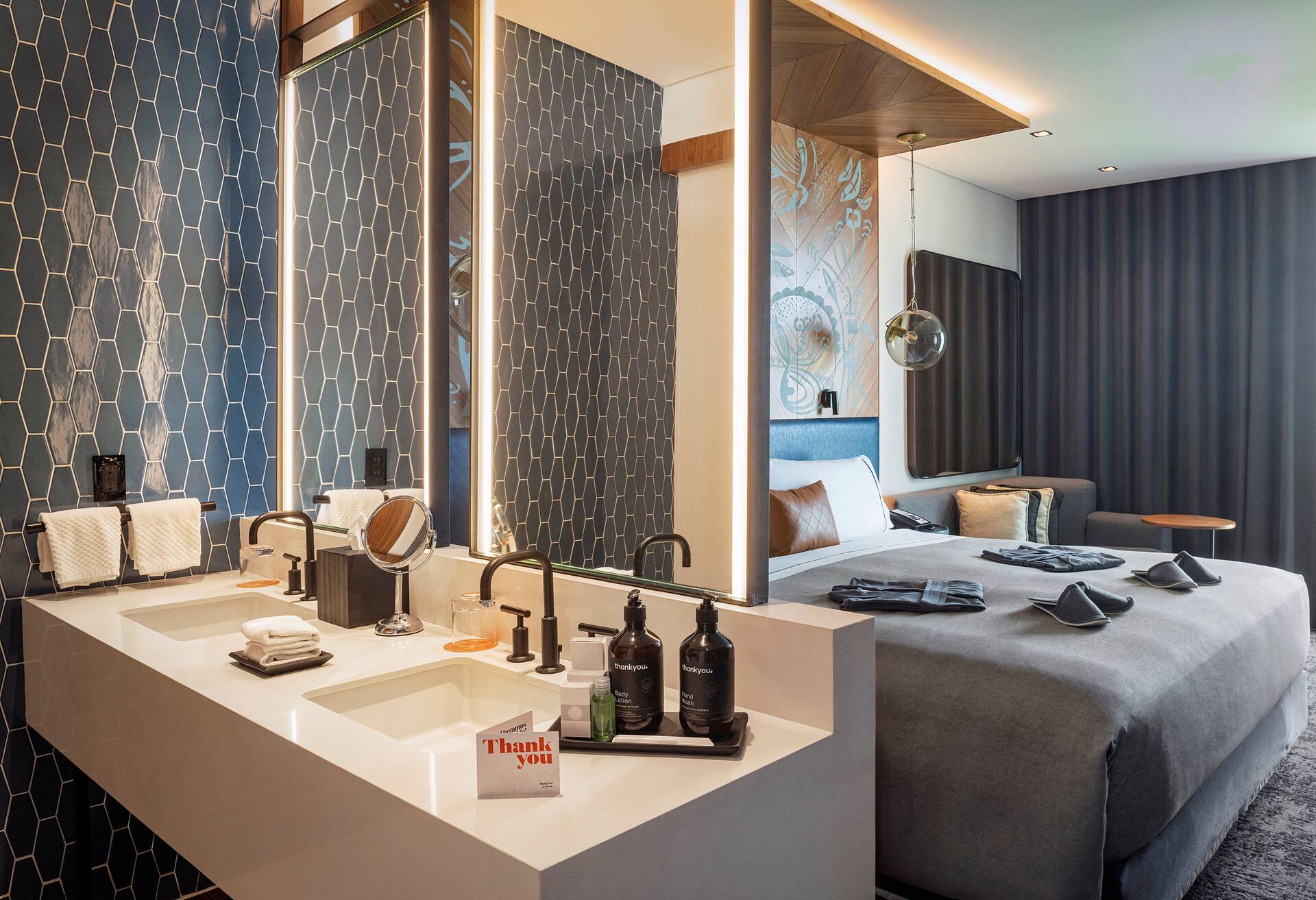 Panoramic View One Bedroom King Suite thumbnail 6