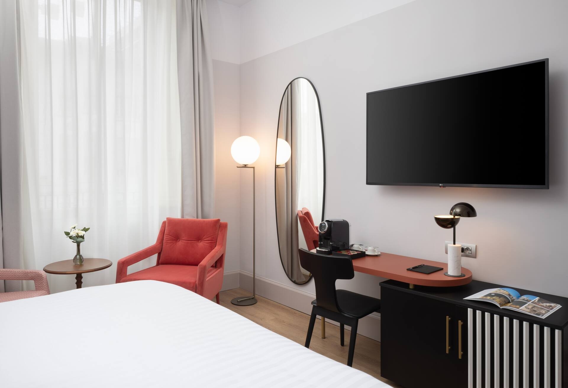 King Deluxe Room thumbnail 6