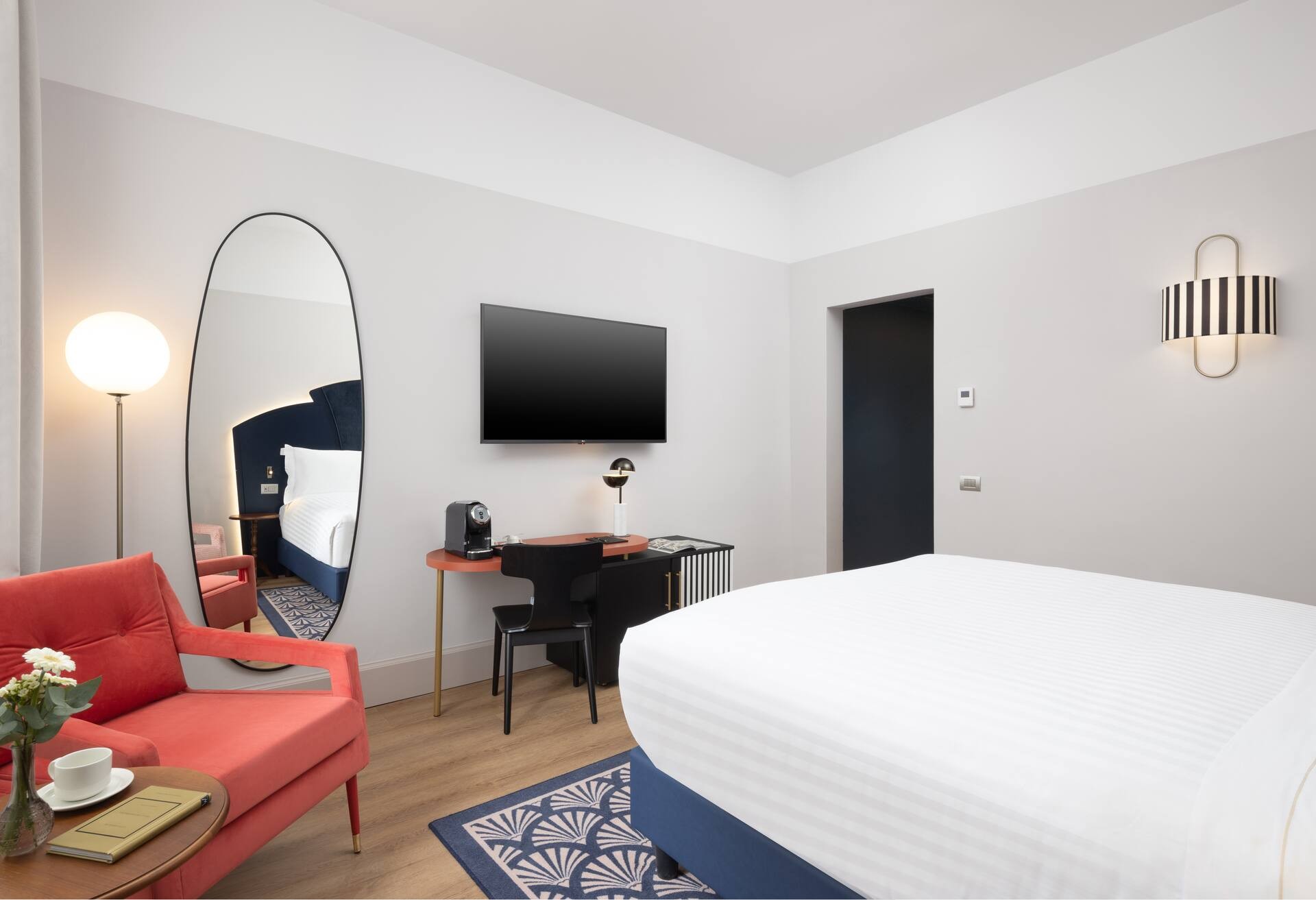 King Deluxe Room thumbnail 5