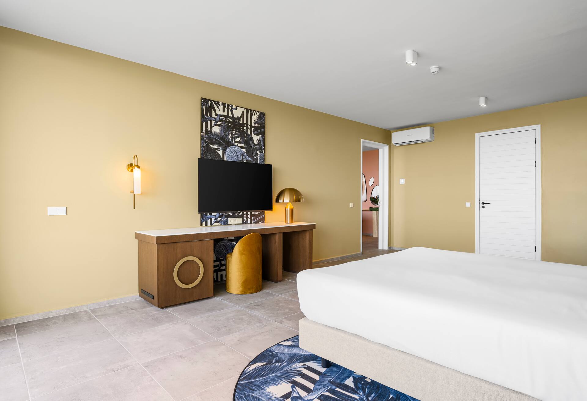 1 King Bed 1 Bedroom Superior Suite Oceanview thumbnail 6