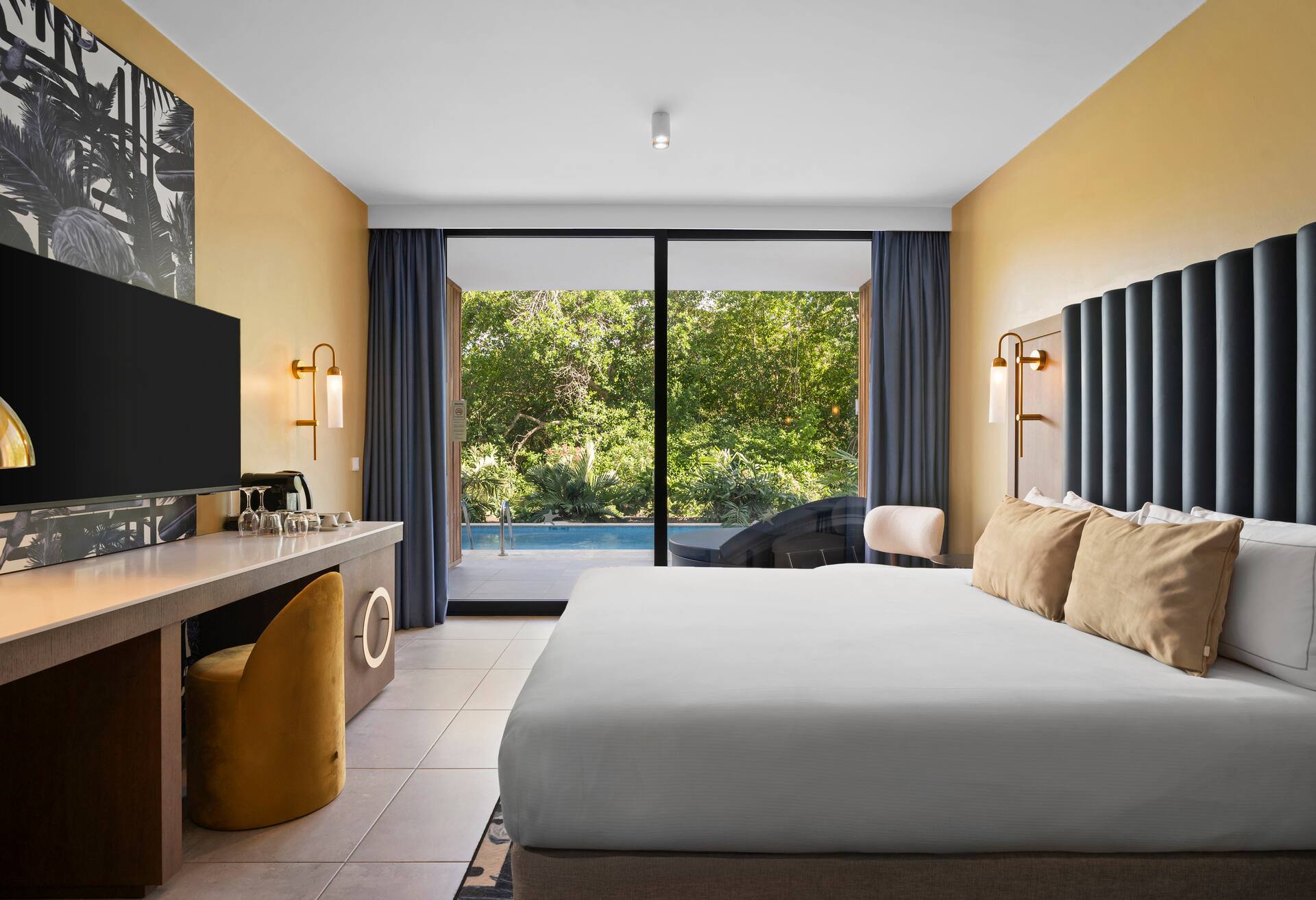 1 King Bed Deluxe Swim up Room thumbnail 5