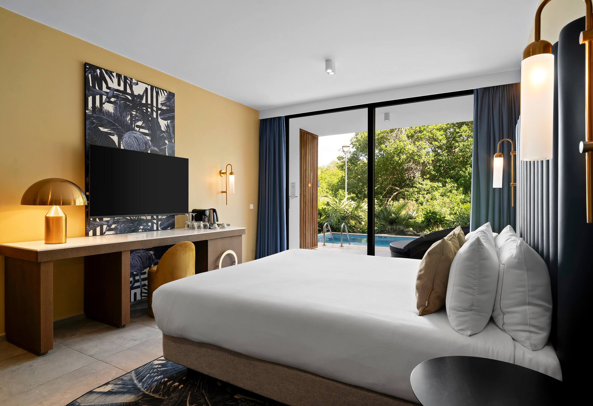 1 King Bed Deluxe Swim up Room thumbnail 6