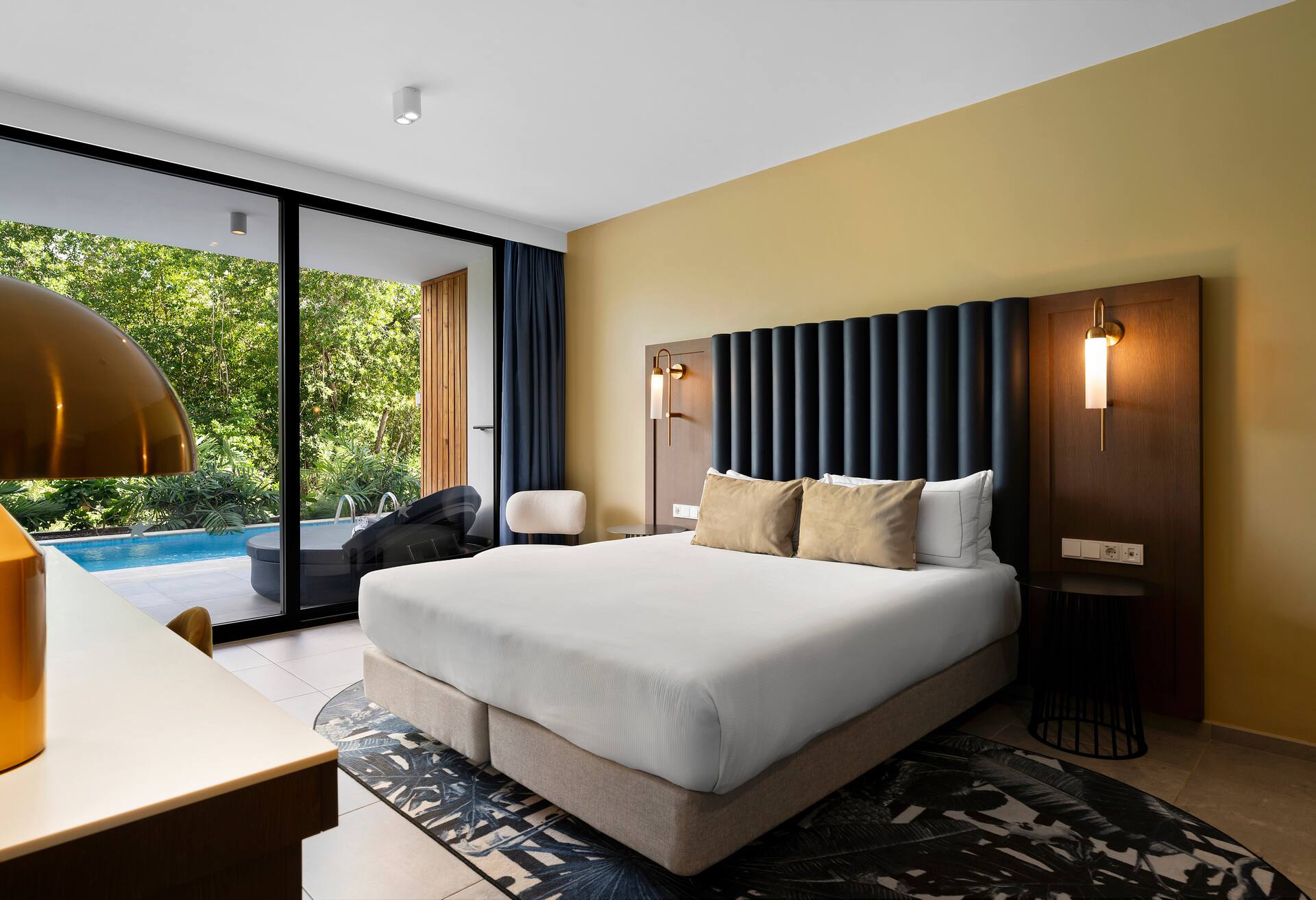 1 King Bed Deluxe Swim up Room