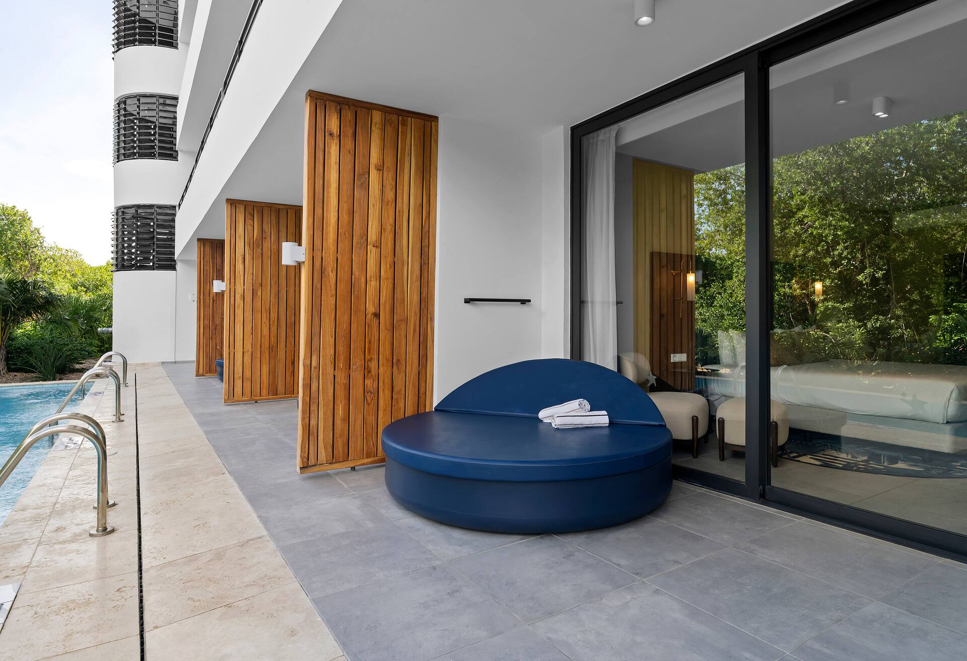 1 King Bed Deluxe Swim up Room