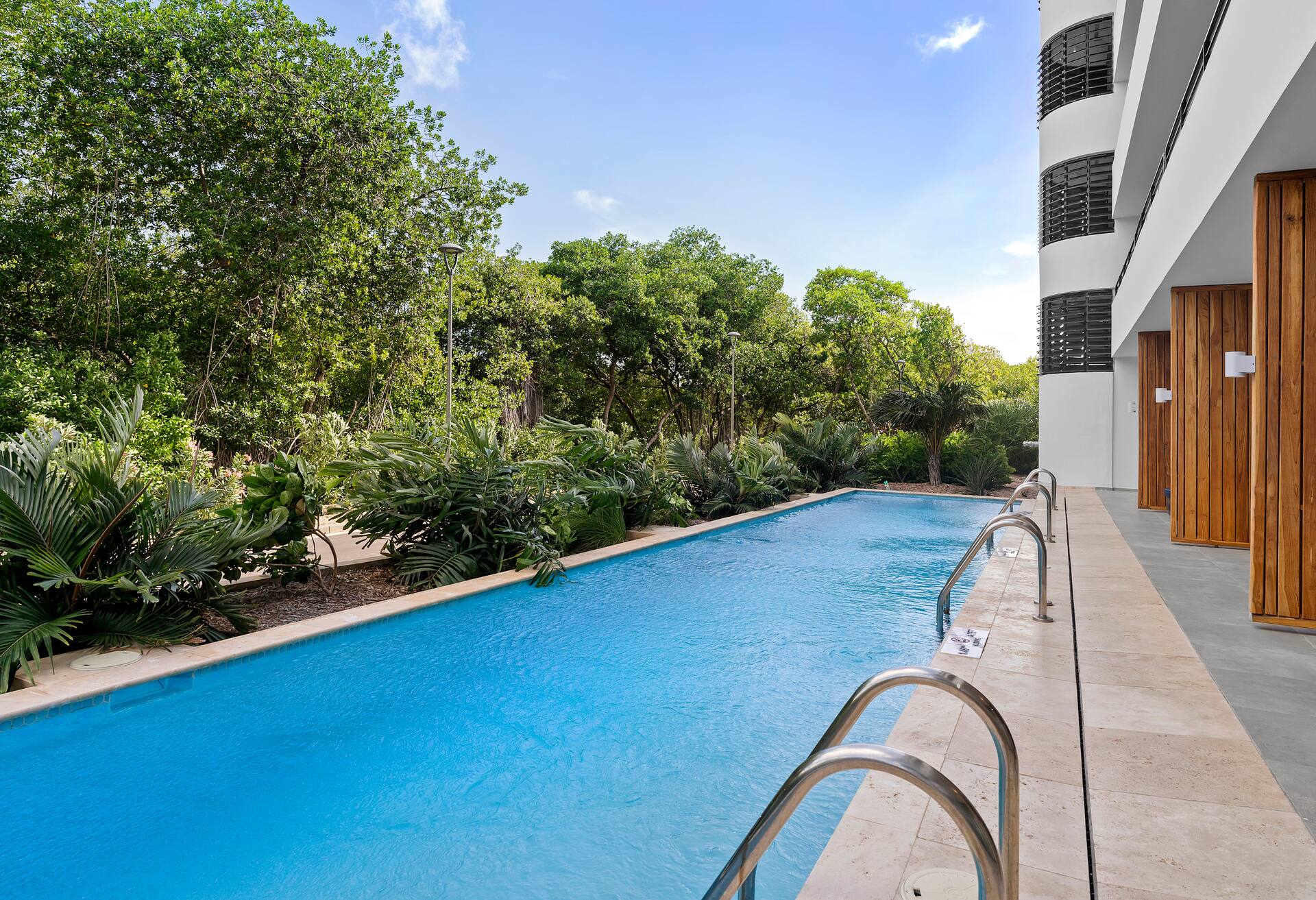 1 King Bed Deluxe Swim up Room