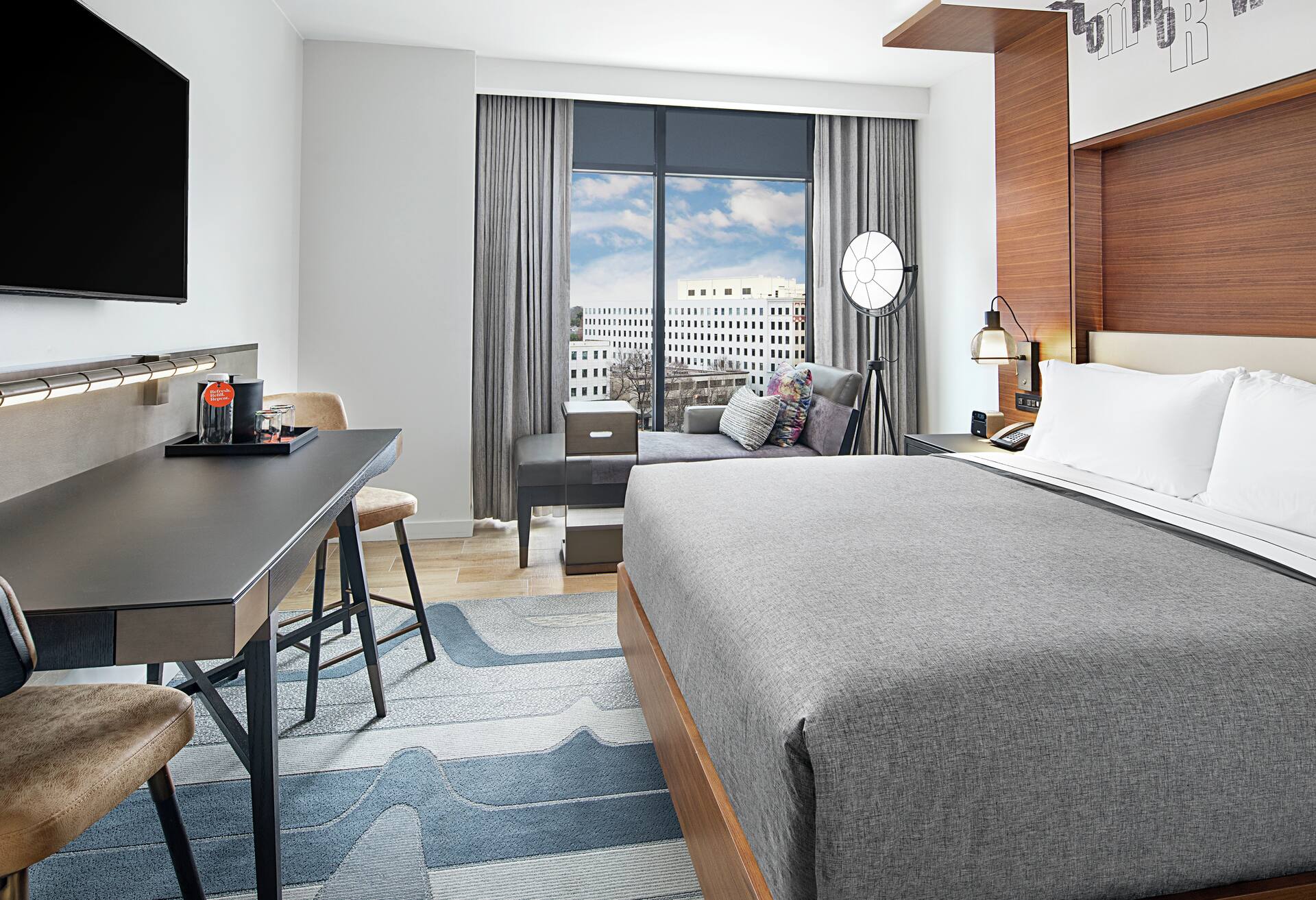 1 King Bed City View photo 1