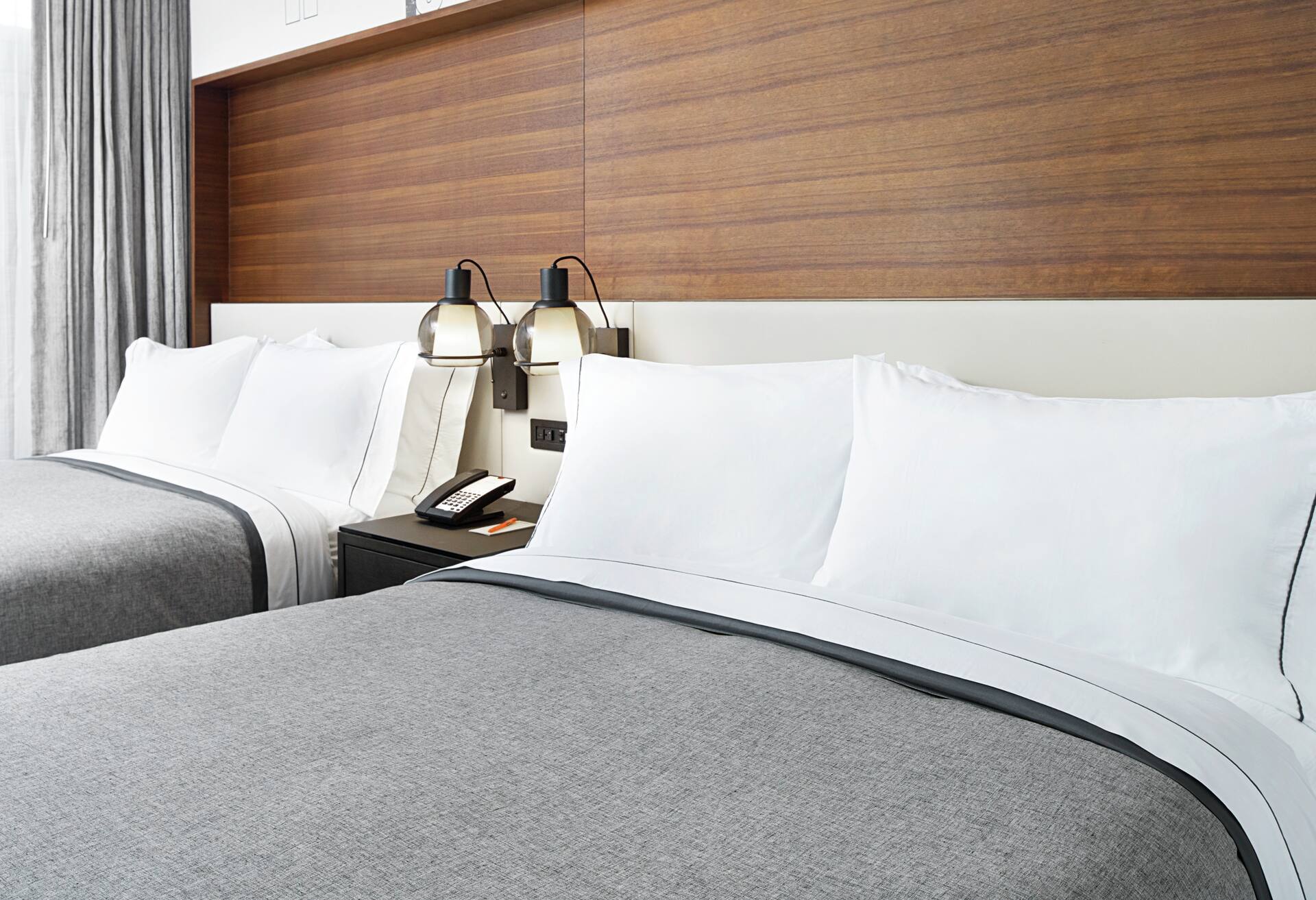 2 Queen Beds photo 3