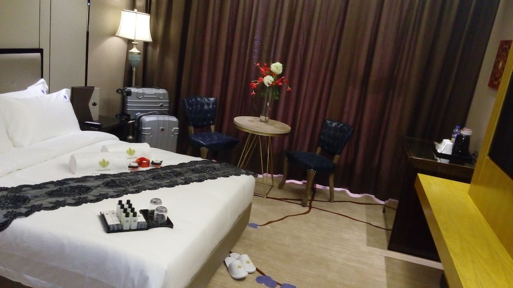 Deluxe Queen Room - Photo 1