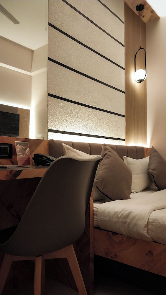 Signature Room - Photo 2