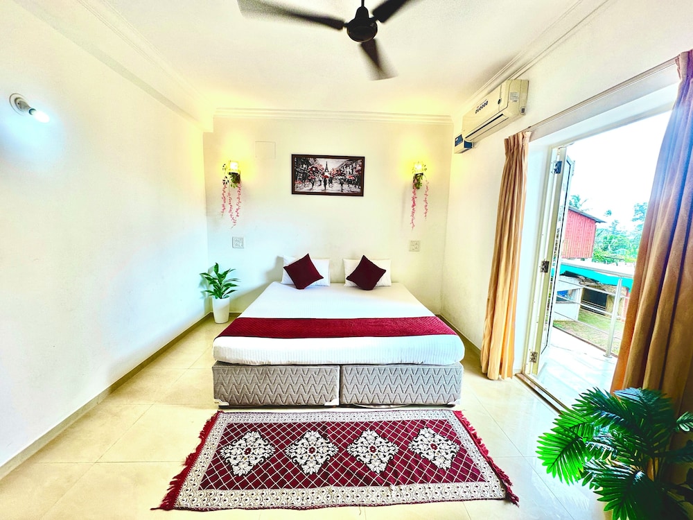 Deluxe Double Room, 1 King Bed, Balcony, Beachfront photo 1