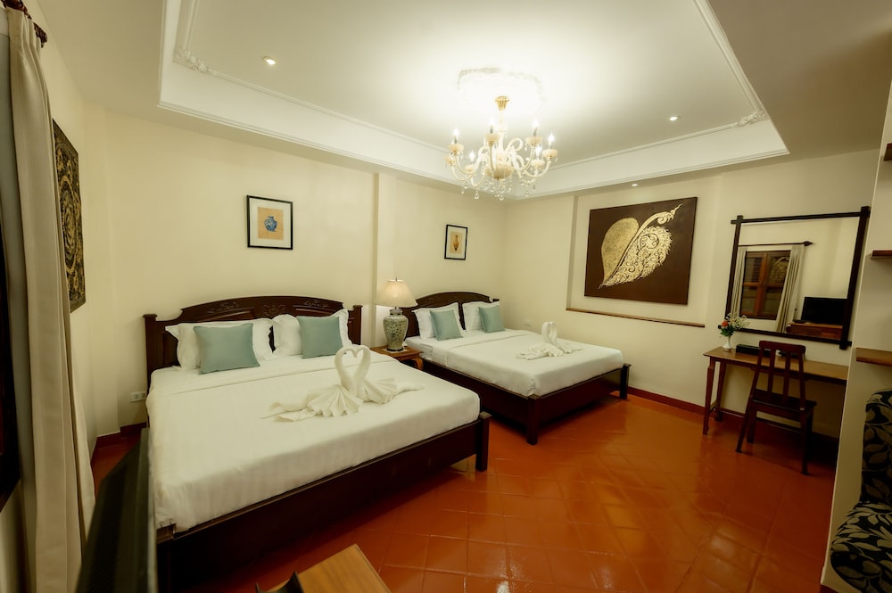Family Suite with Balcony - Photo 5