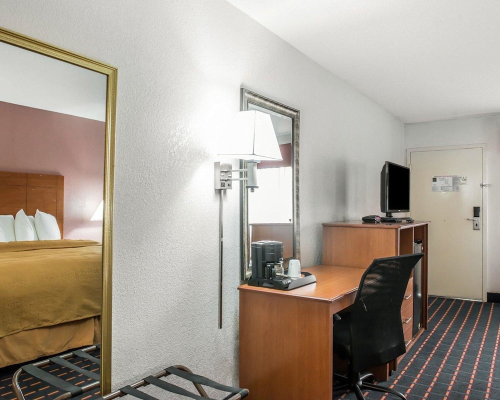 Standard Room, 1 King Bed, Non Smoking - Photo 12