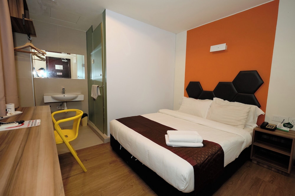 Deluxe Room, 1 Queen Bed - Photo 1