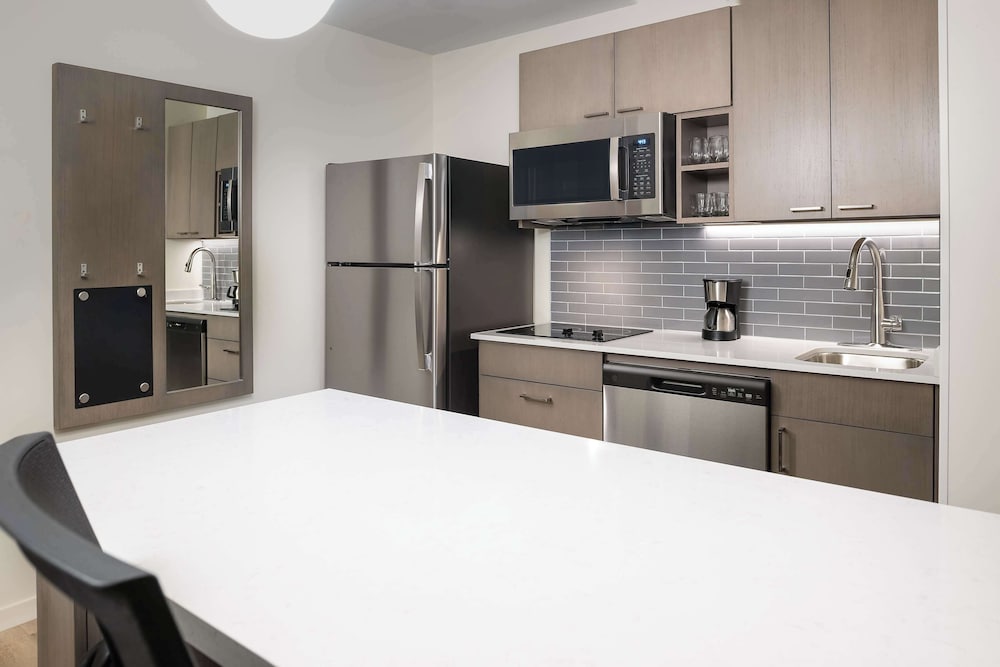 Suite, 1 Bedroom, Kitchen (King Bed) - Photo 5