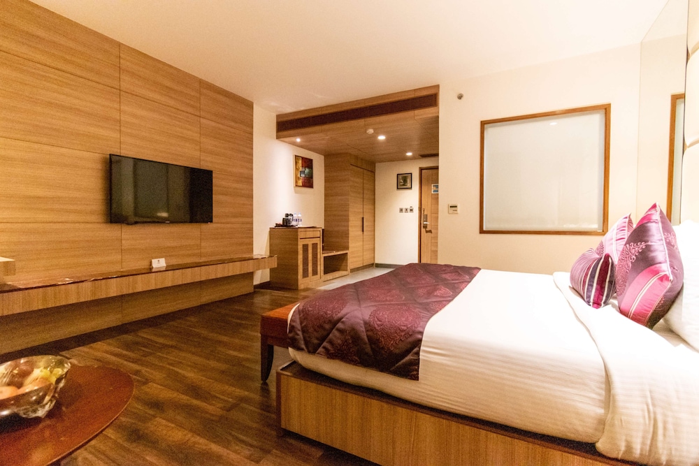 Premium Room, 1 King Bed, Non Smoking - Photo 4