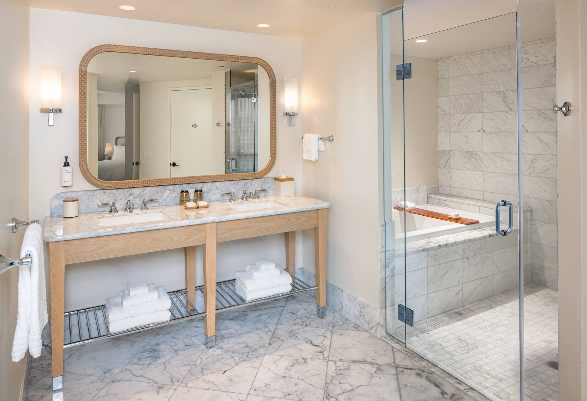 Premium 2 Bedroom Partial Ocean Suite - Den thumbnail 6