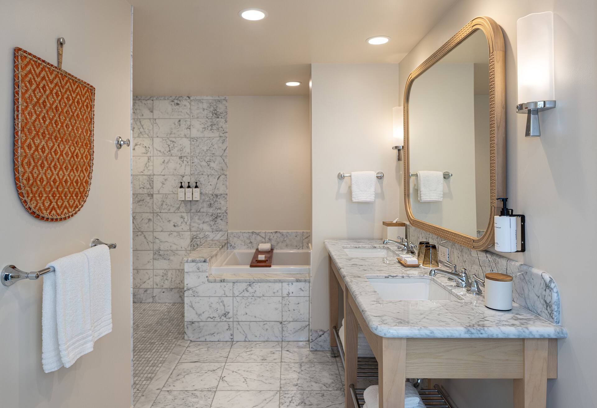 Premium 1 Bedroom Partial Ocean Suite - Den thumbnail 5