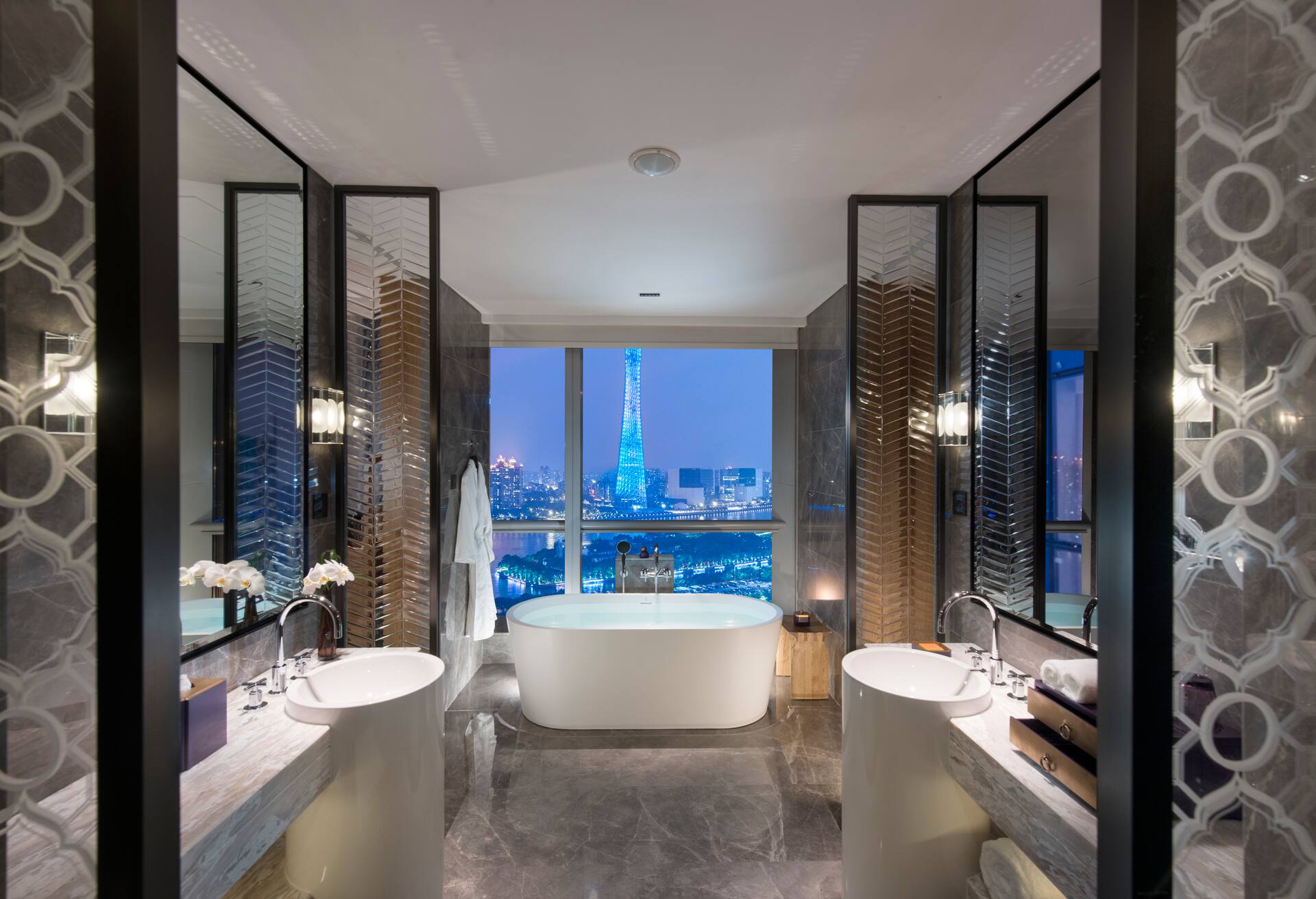 King Deluxe Room Canton Tower River View
