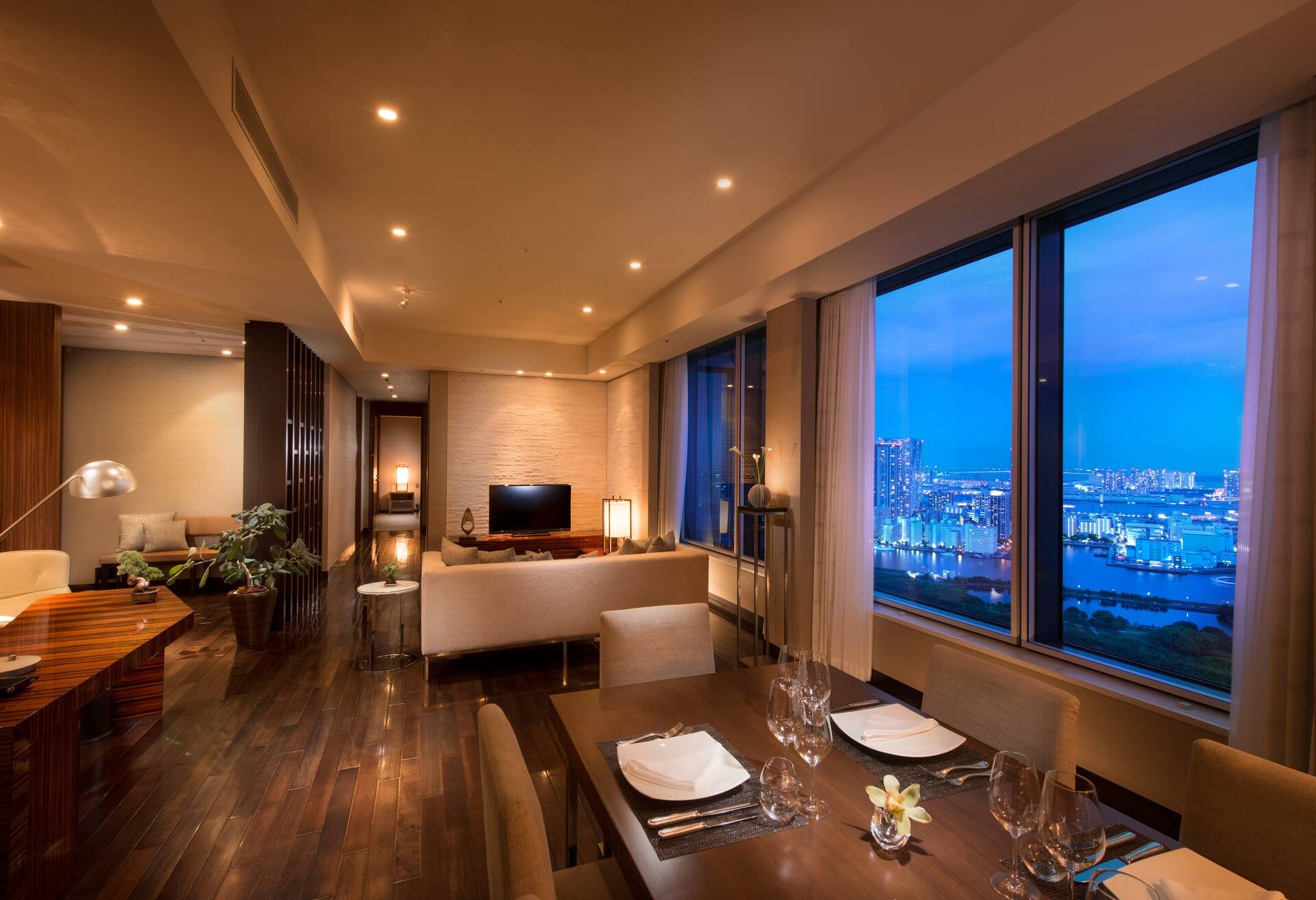 Two Bedroom Deluxe Suite thumbnail 6