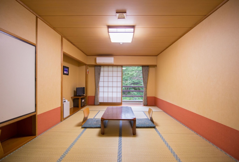 Japanese Style Room for 4 People with Shared Bathroom