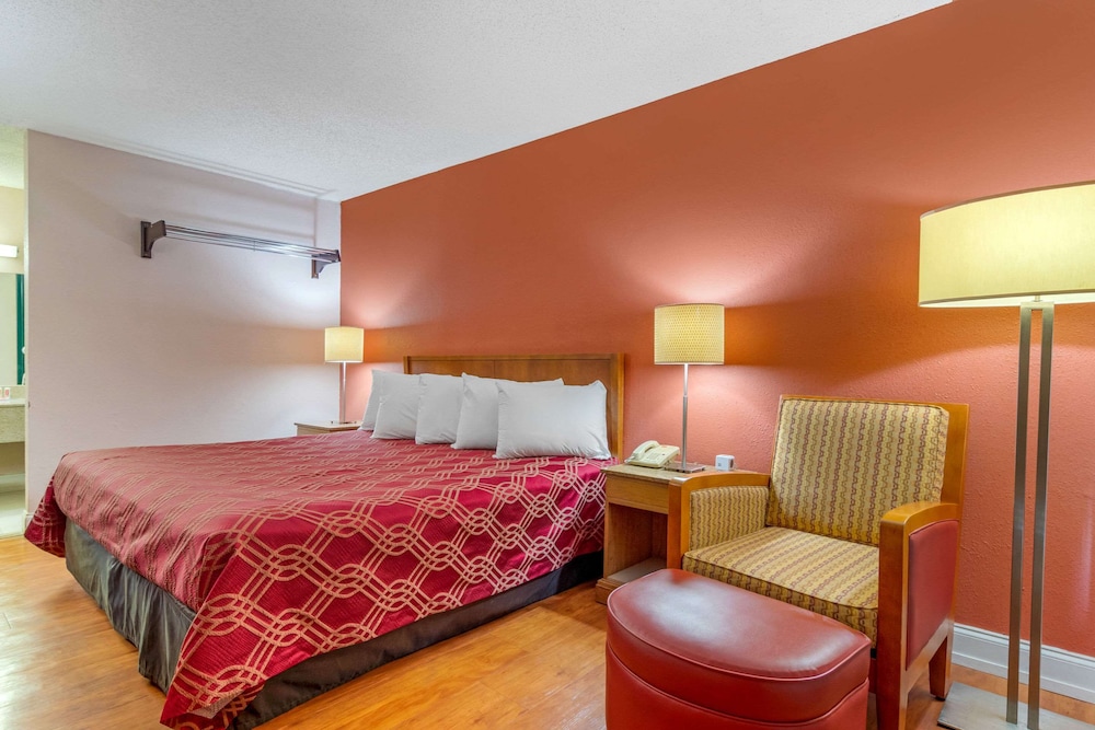 Standard Room, 1 King Bed - Photo 4