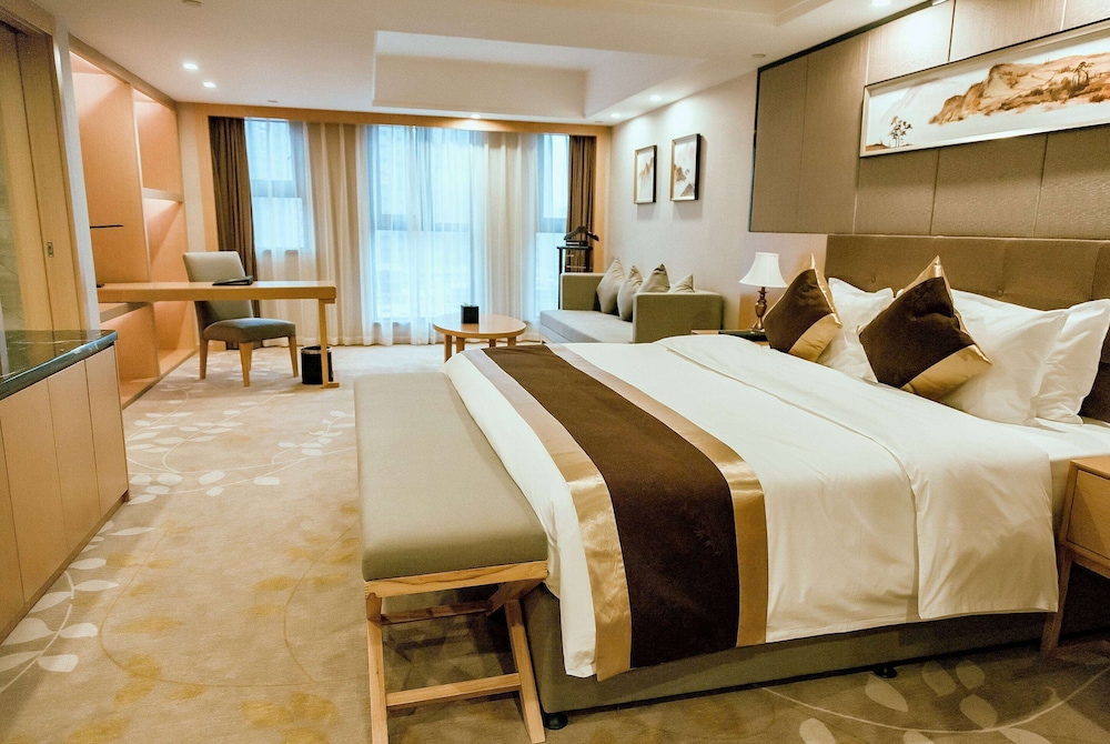 Deluxe Suite, 1 King Bed, Non Smoking, Lake View