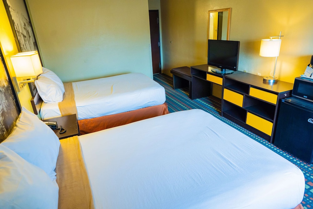 Room, 2 Queen Beds, Microwave