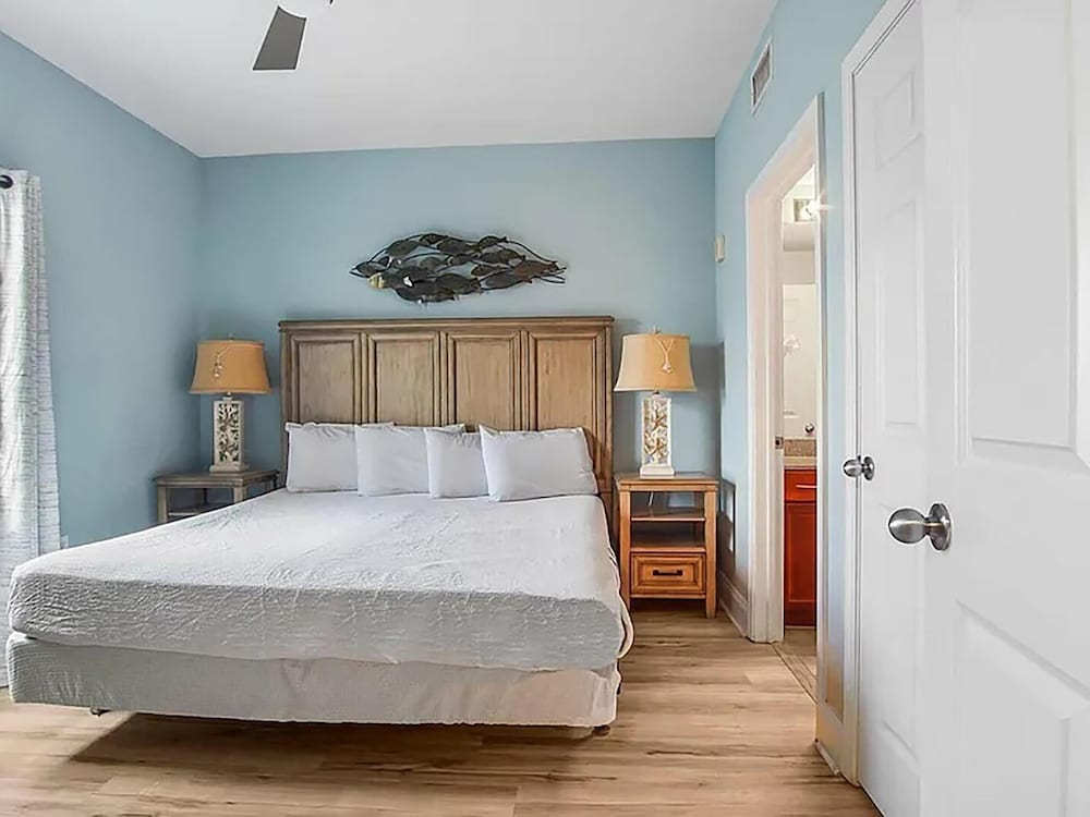 Condo, 1 King Bed with Sofa bed (Laketown Wharf 1803)