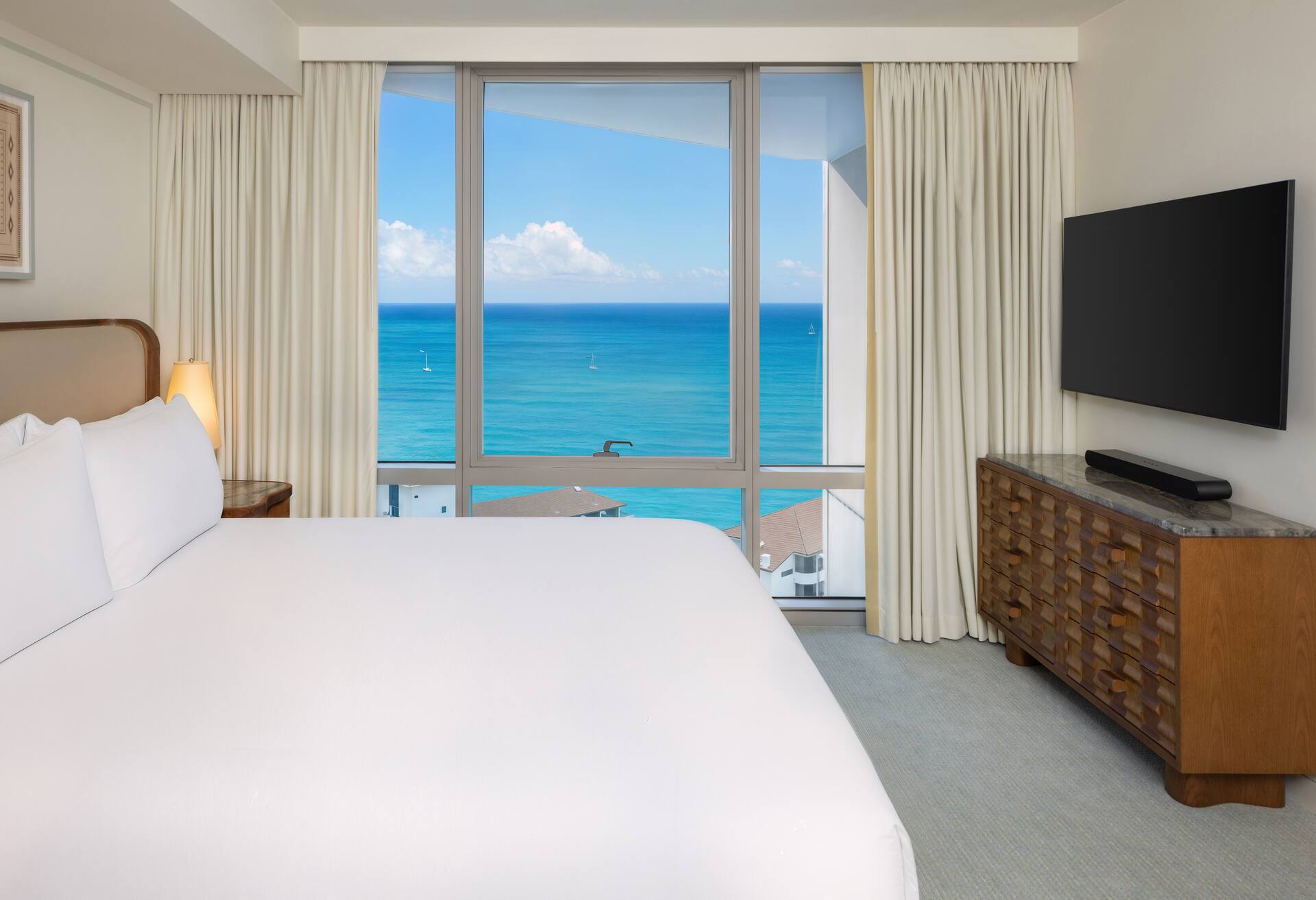 Premium 1 Bedroom Partial Ocean Suite - Den