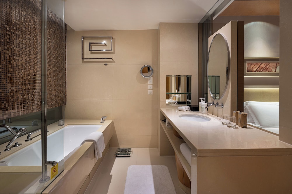 Suite, 1 King Bed - Photo 4