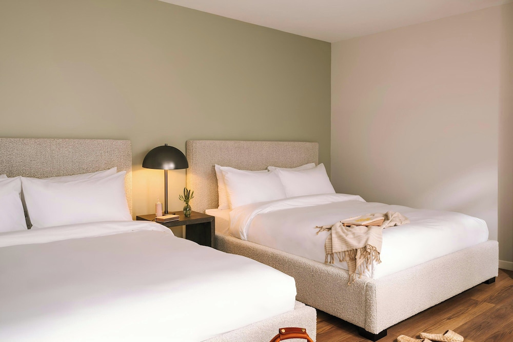 Room, 2 Queen Beds, Courtyard View photo 1