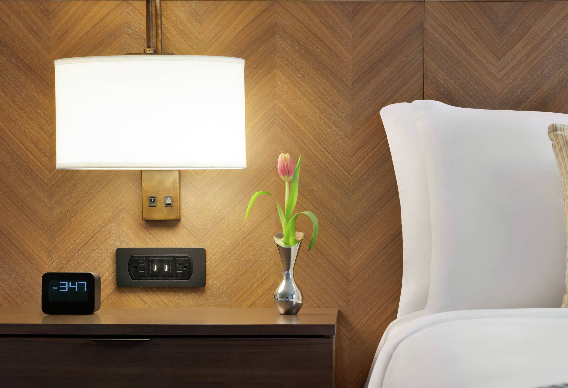 1 Kg Bed Corner Guest Room Hearing Accessible photo 3