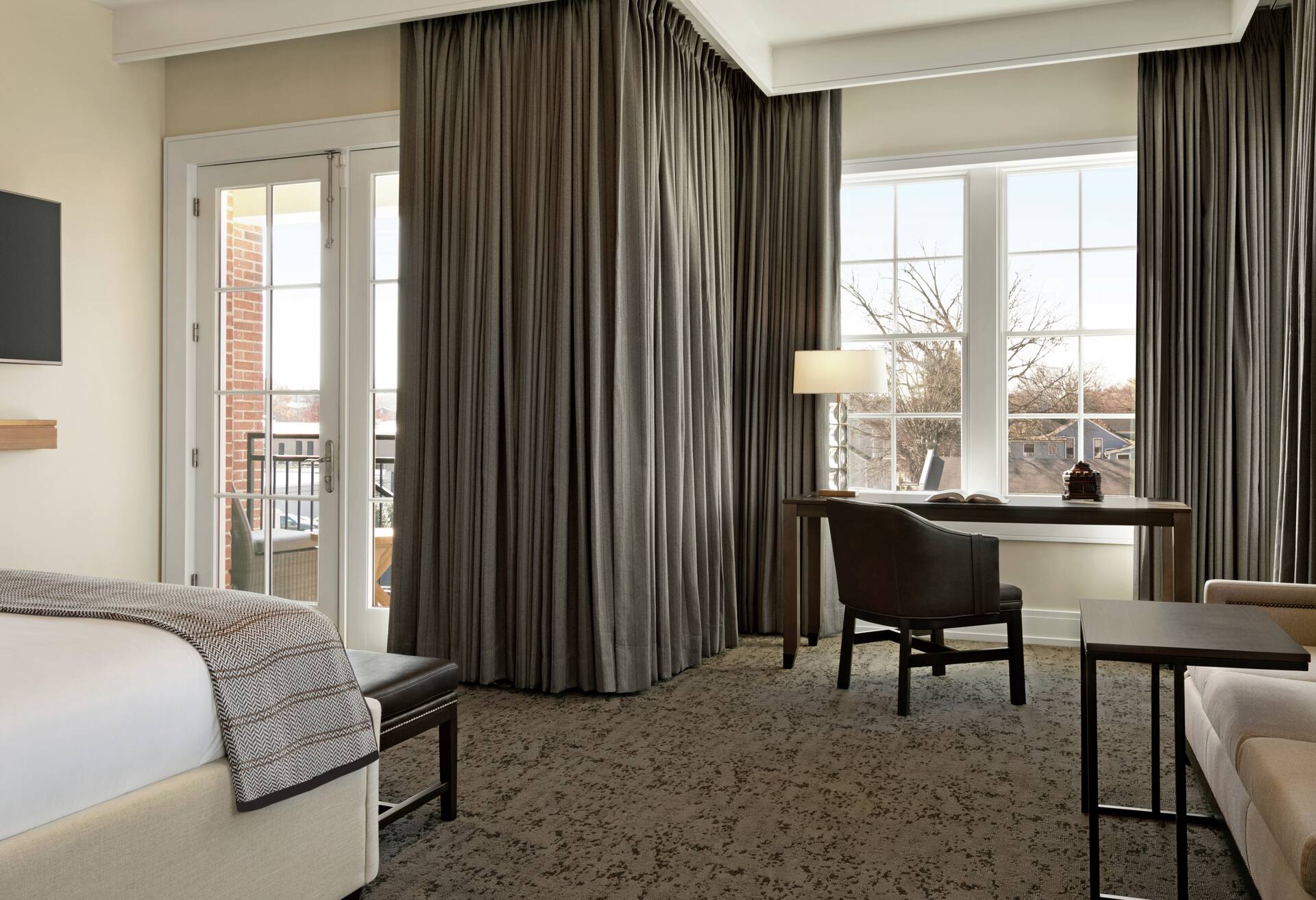 1 King Bed Corner Junior Suite with Balcony photo 3