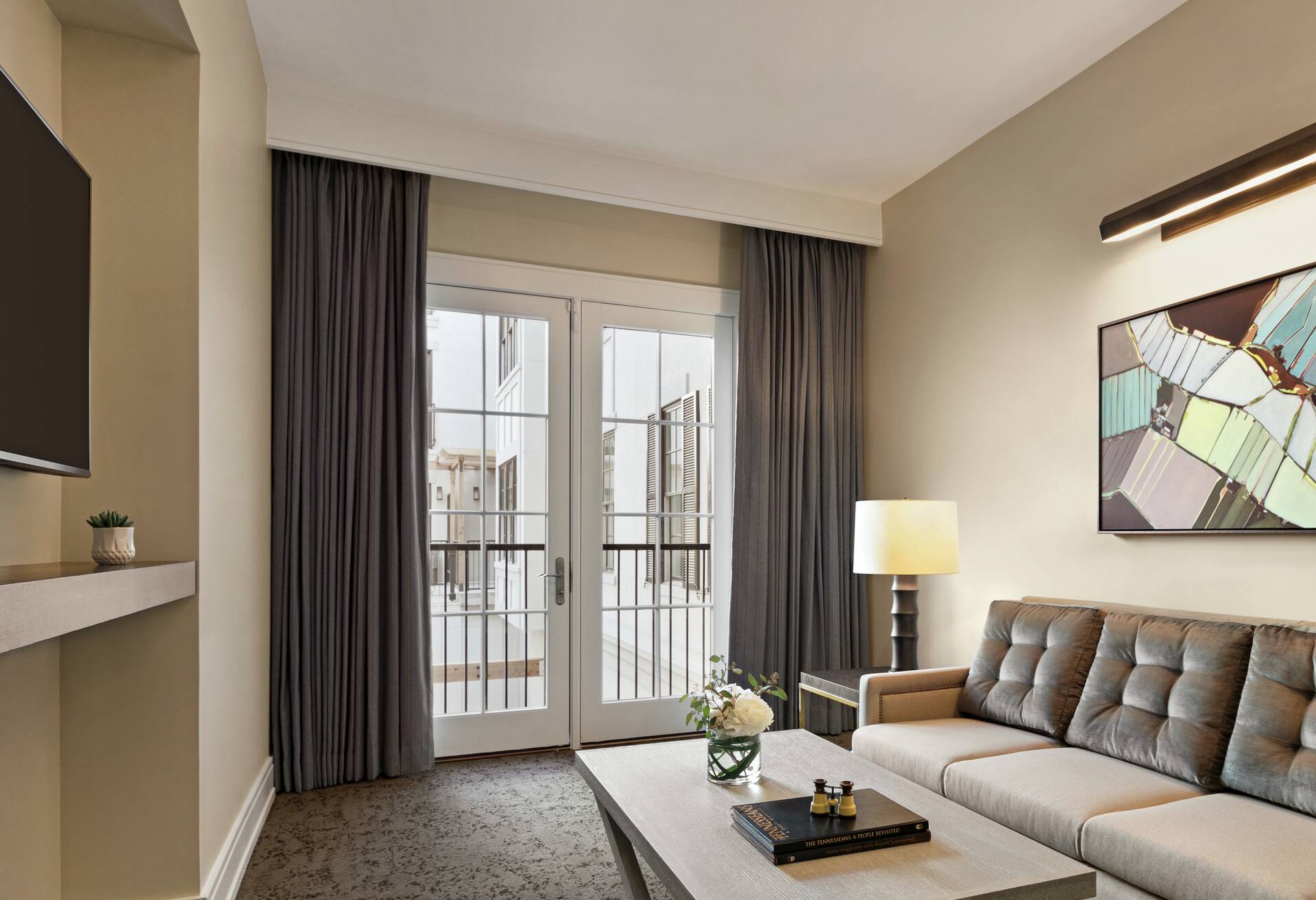1 King Bed One Bedroom Courtyard Suite photo 3