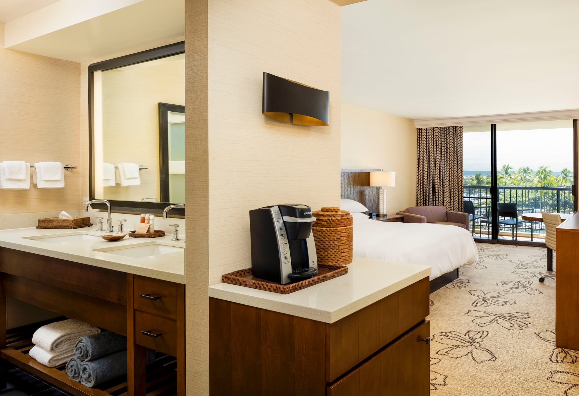 Makai Ocean Front 1 King Bed