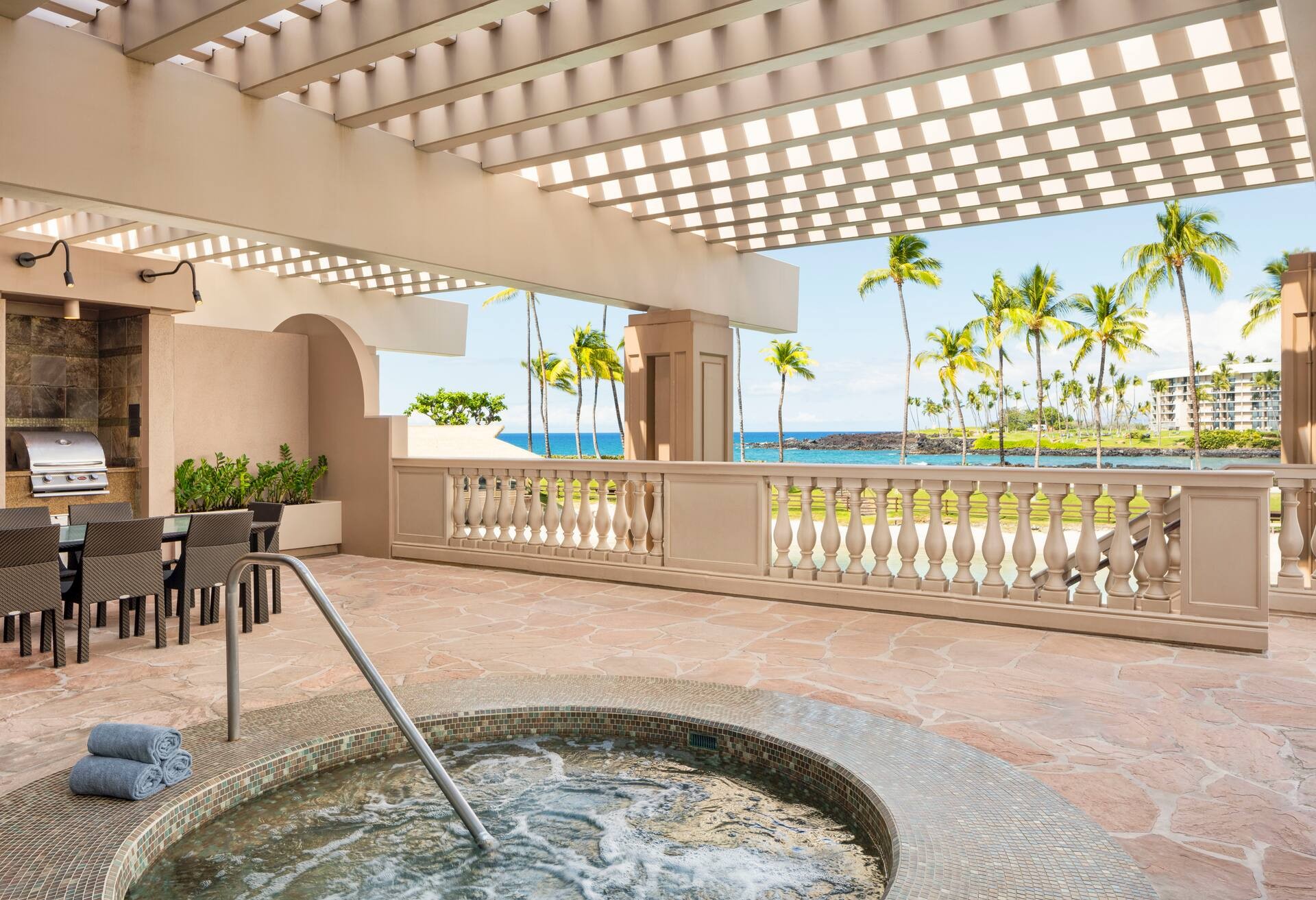 Makai Owner Suite Ocean View 1 King Bed thumbnail 5